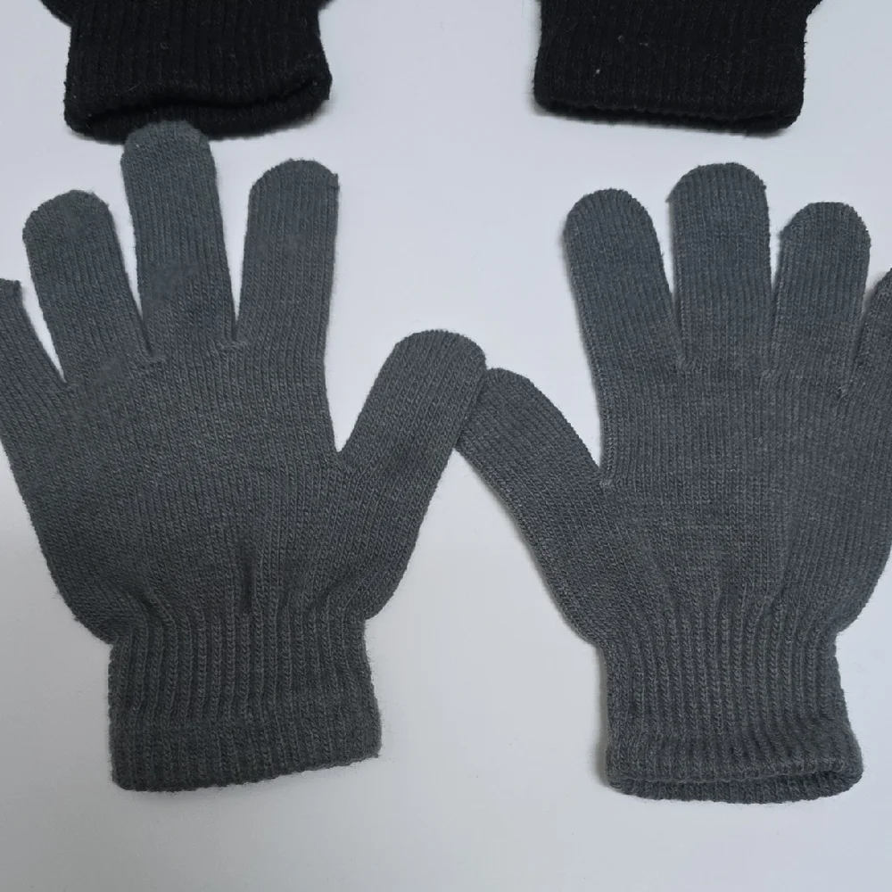 Black and Gray Knit Gloves Set